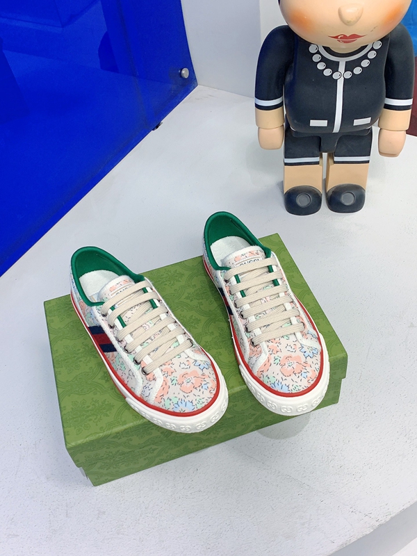 グッチ靴背面デザイン